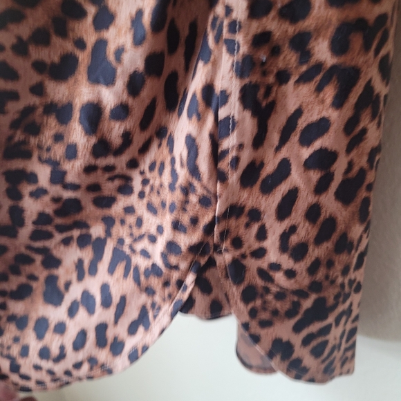 Chico's No Iron Chic Stretch Leopard Print Button Down Shirt Size 2.4 or 14 - Picture 7 of 7
